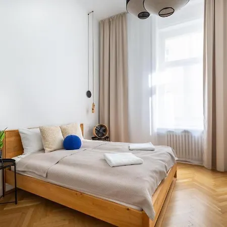 Artistic Homes In The Heart Of *