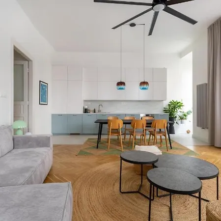 Artistic Homes In The Heart Of דירה *