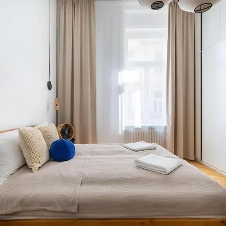 Artistic Homes In The Heart Of דירה