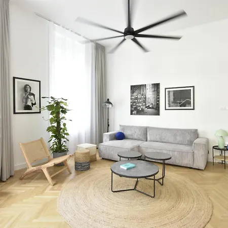 Artistic Homes In The Heart Of דירה *