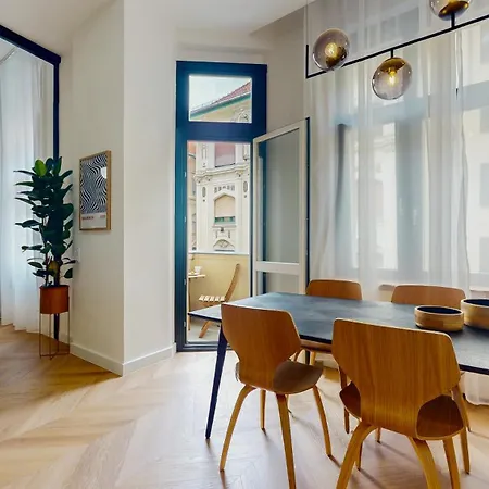 아파트 Artistic Homes - 3 Unique