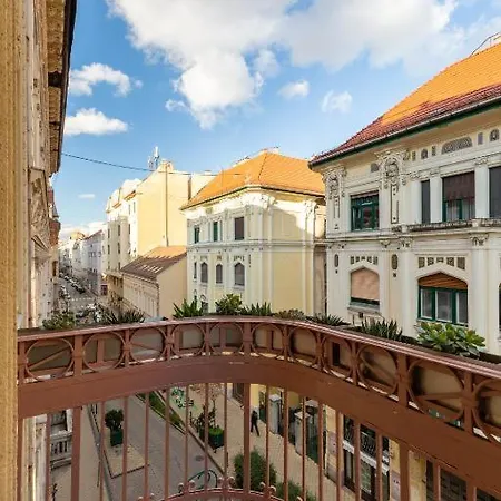Artistic Homes In The Heart Of Budapeşte